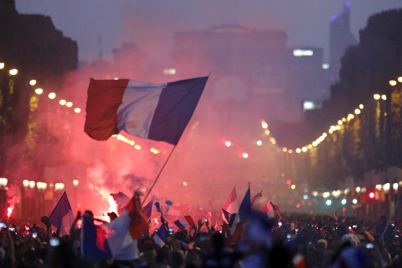 ПОКВАРИЛИ ПРОСЛАВУ: Нереди на Јелисејским пољима (ВИДЕО)